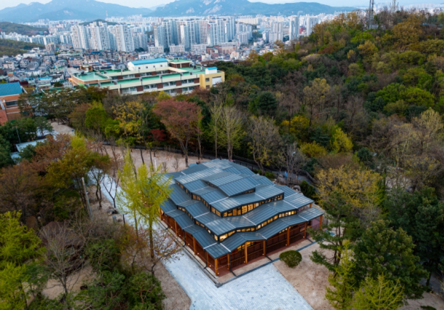 [Weekender] An escape from city bustle, Seoul’s book shelters offer more than page-turning experience