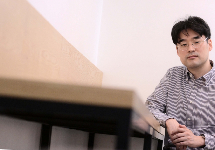 [Herald Interview] Sci-fi author Bae Myung-hoon explores boundaries of language in 'Future Past Tense'