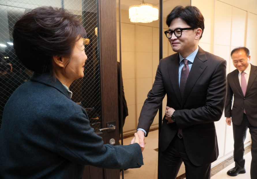 Han visits ex-President Park to woo conservative voters