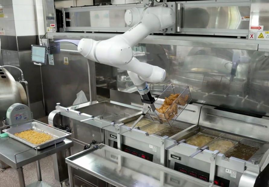 [Photo News] Robot cook at school