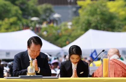 Yoon, first lady celebrate return of Buddhist relics after century