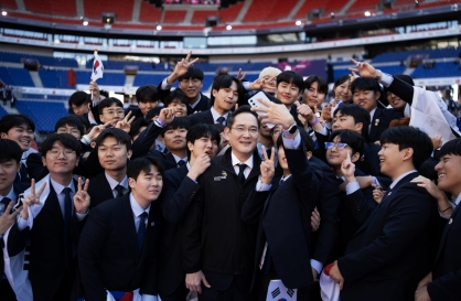 Samsung chief travels to France to encourage young talents