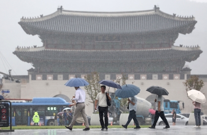 Heavy rain to fall nationwide over weekend, but warmer fall expected