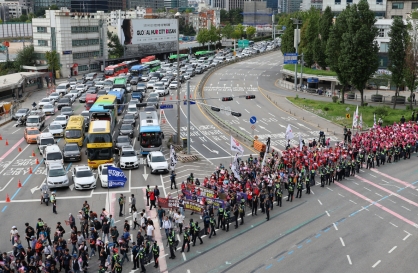 Thousands rally in Seoul to call for Yoon resignation