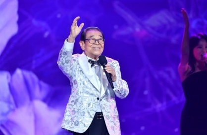 Veteran TV presenter Song Hae mulls retirement from 'National Singing Contest' after 34 years