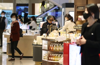 Korea mulls measures to spur spending amid inflation woes