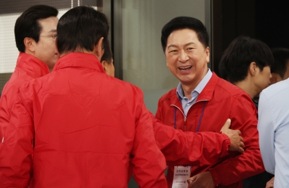 Races tighten in Seoul as parties battle for Assembly control