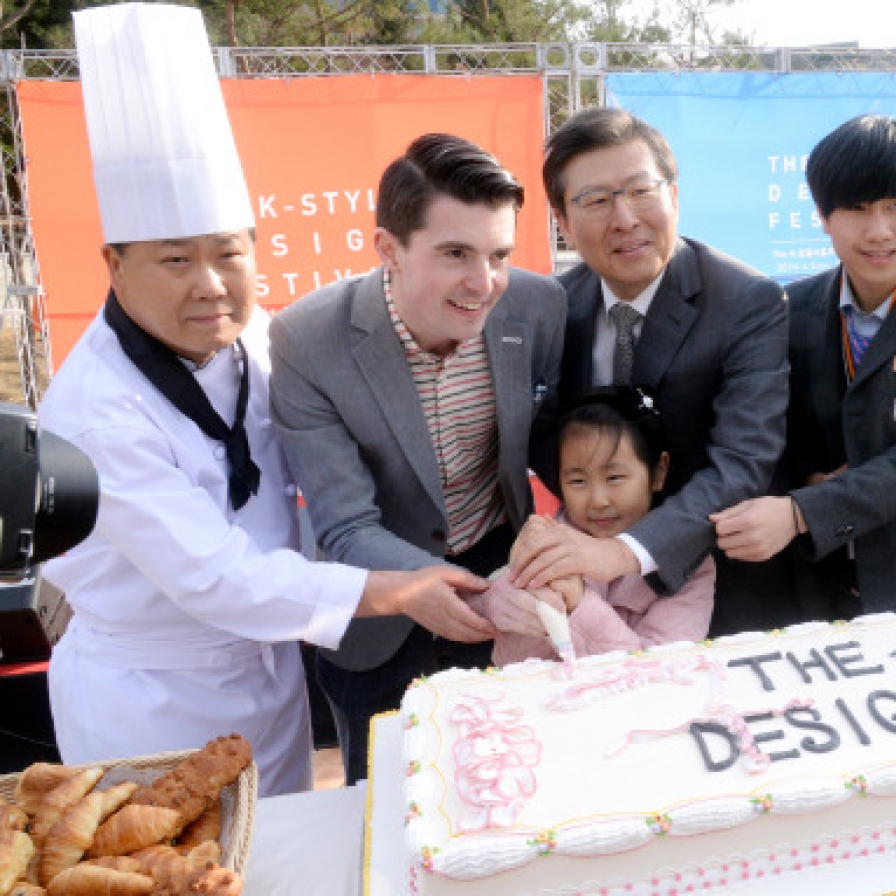 [Photo News] Eat cake together