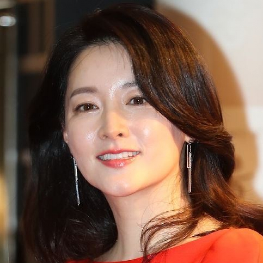 Actress Lee Young-ae donates to victims of military accident