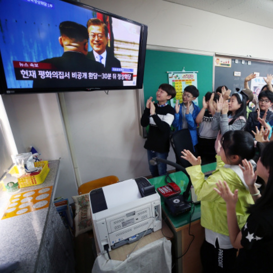 [2018 Inter-Korean summit]  South Koreans emotional after witnessing historic Moon-Kim meeting