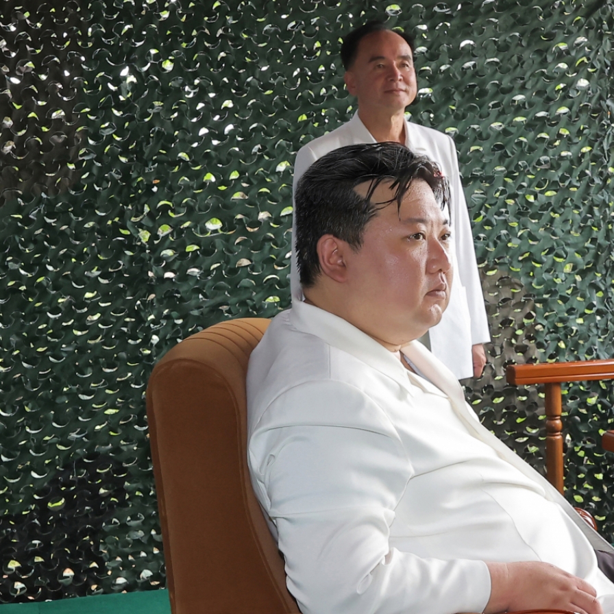[단독] 국정원 “김정은 ‘폴더블폰’은 중국산 제품으로 추정”