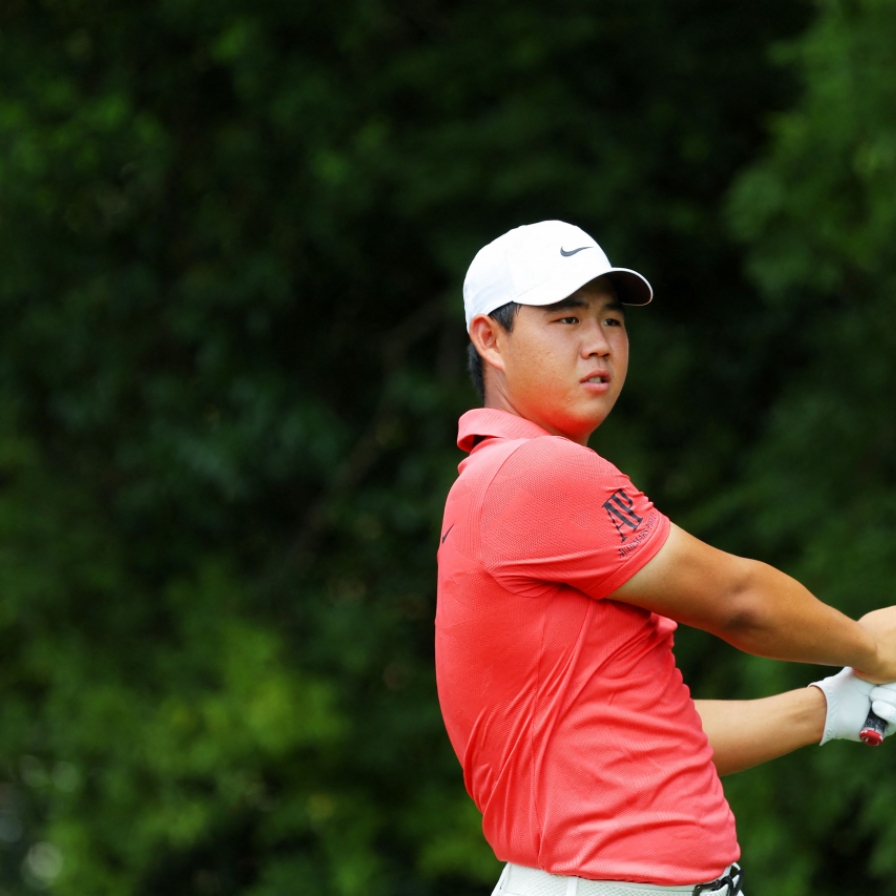 Tom Kim 5 back of 1st round lead at Tour Championship