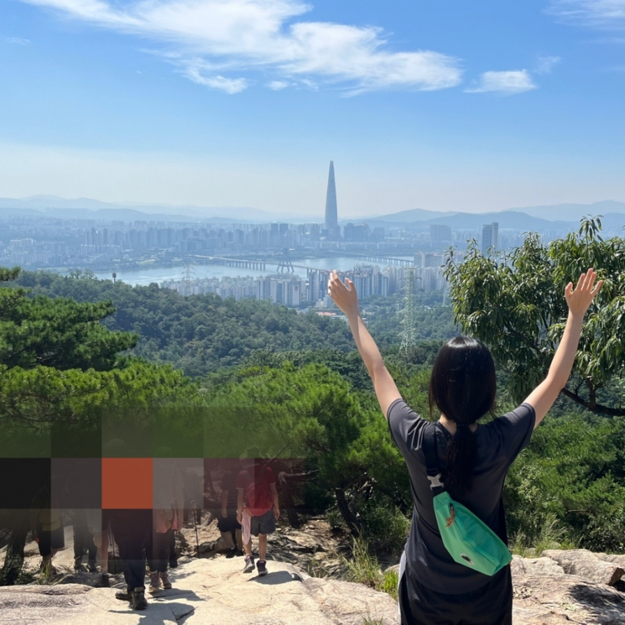 [Weekender] Hiking, a newfound hobby for young Koreans