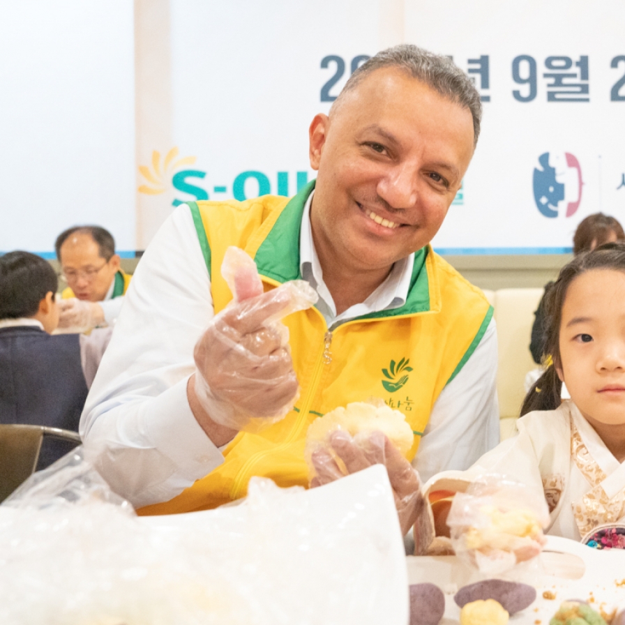 S-Oil shares songpyeon with low-income neighbors