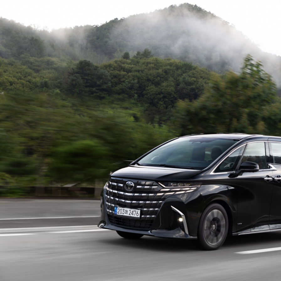 [Test Drive] Toyota’s minivan Alphard boasts sedanlike drive