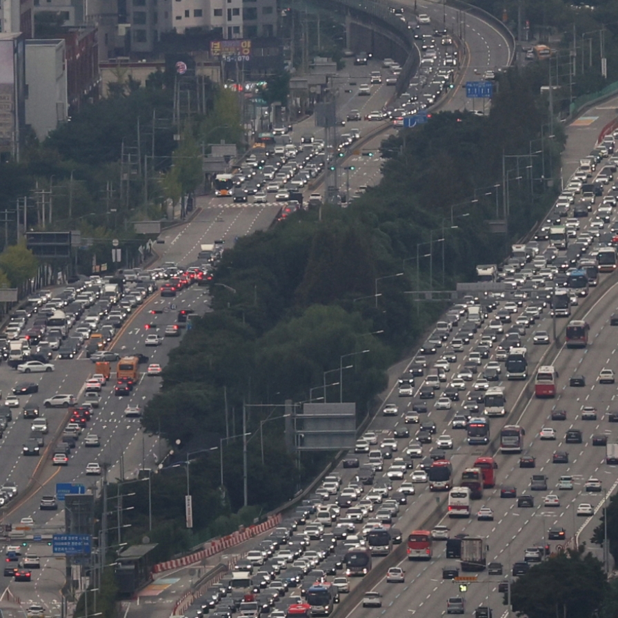 Traffic jam expected to ease late Thursday, 1st day of Chuseok holiday