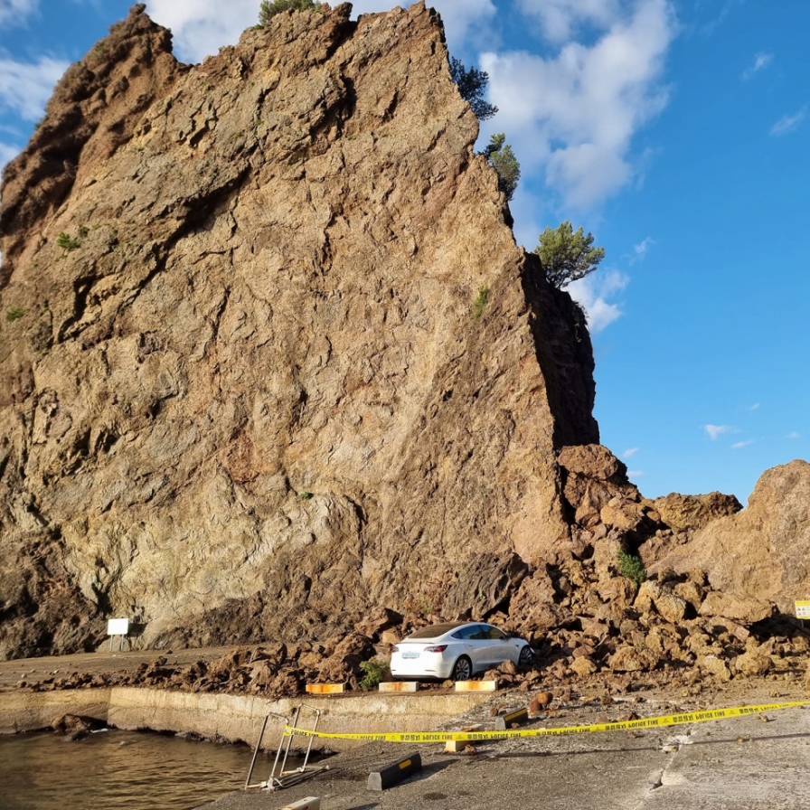 4 injured in rockfall at tourist attraction on eastern island of Ulleung