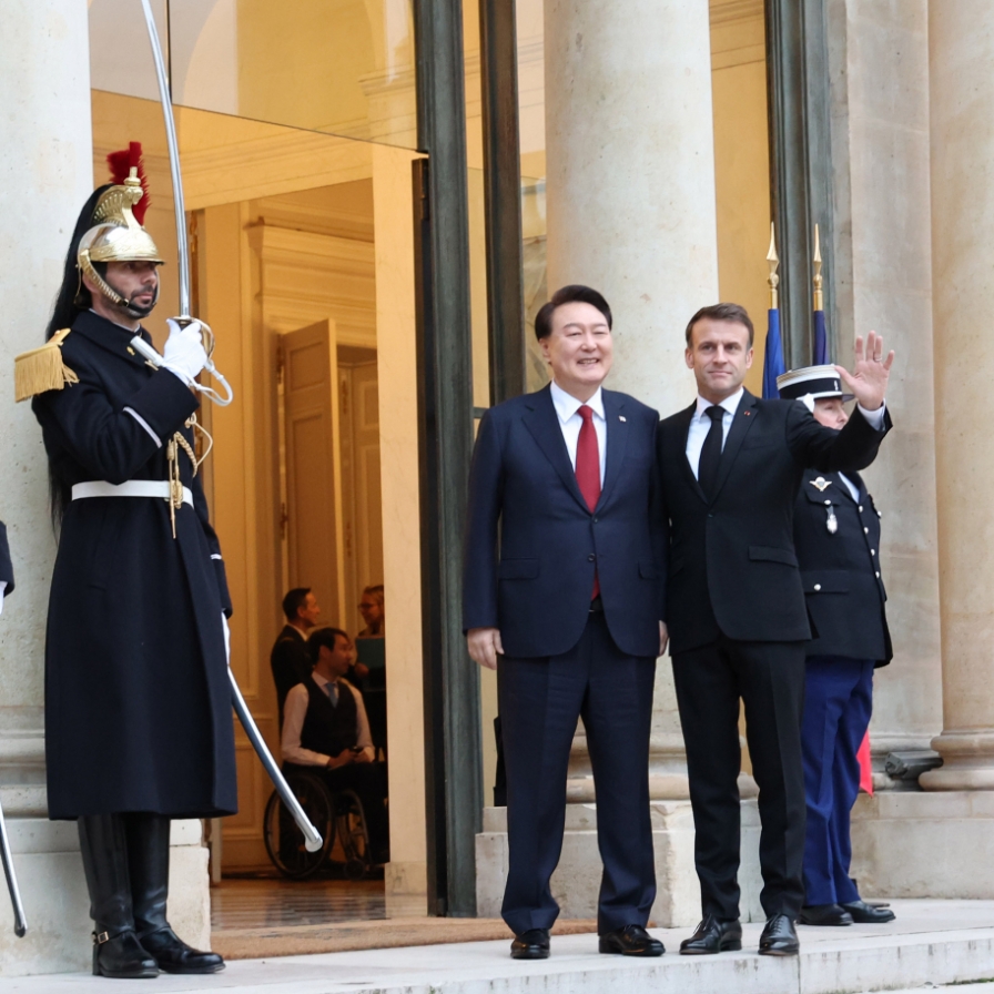 Yoon, French president agree to strengthen cooperation in advanced technology