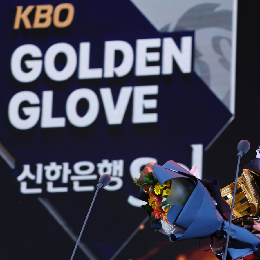 Inspired by fan's gift, star KBO outfielder captures 1st Golden Glove