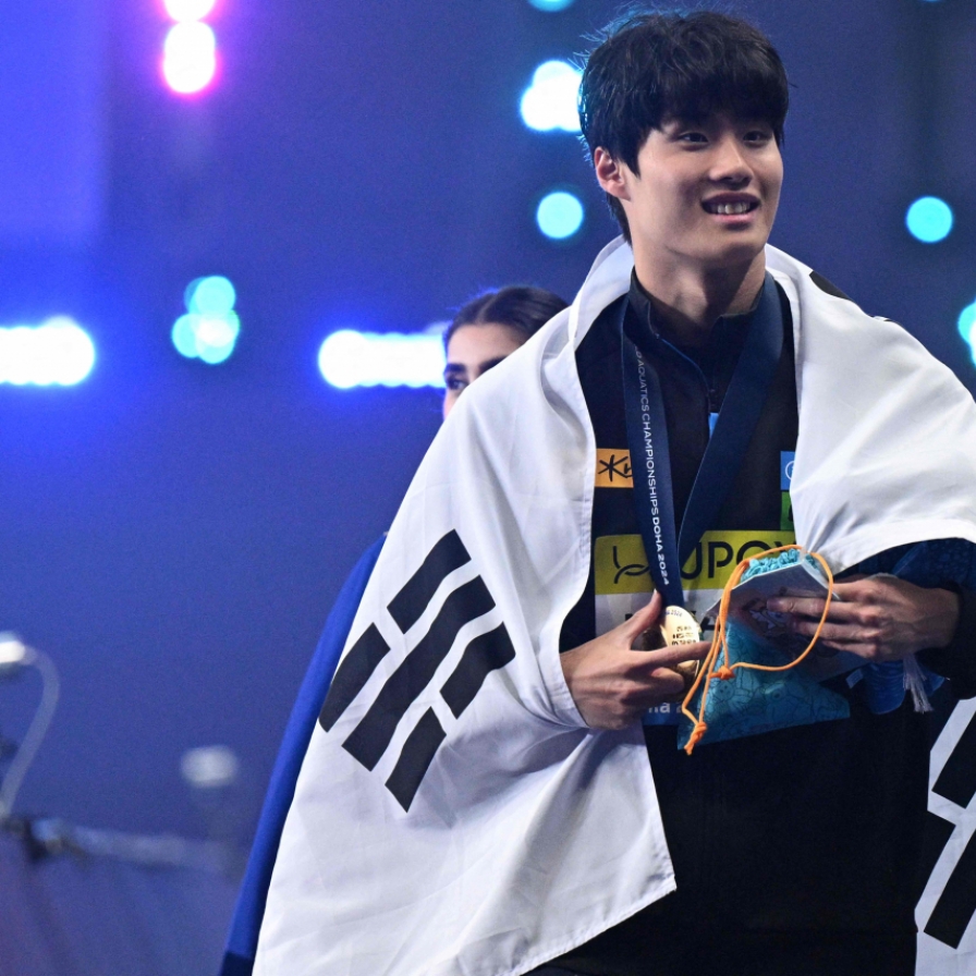 Swimming sensation Hwang Sun-woo adds world title to expanding resume