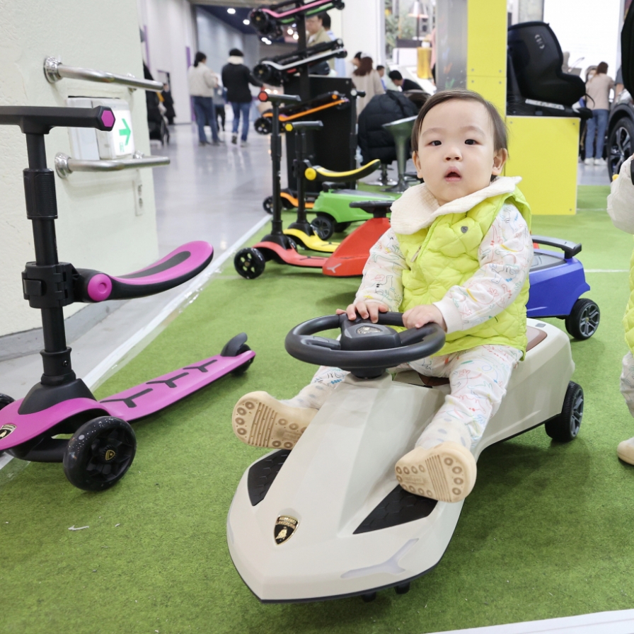 Fewer S. Koreans take parental leave; more opt to reduce work hours