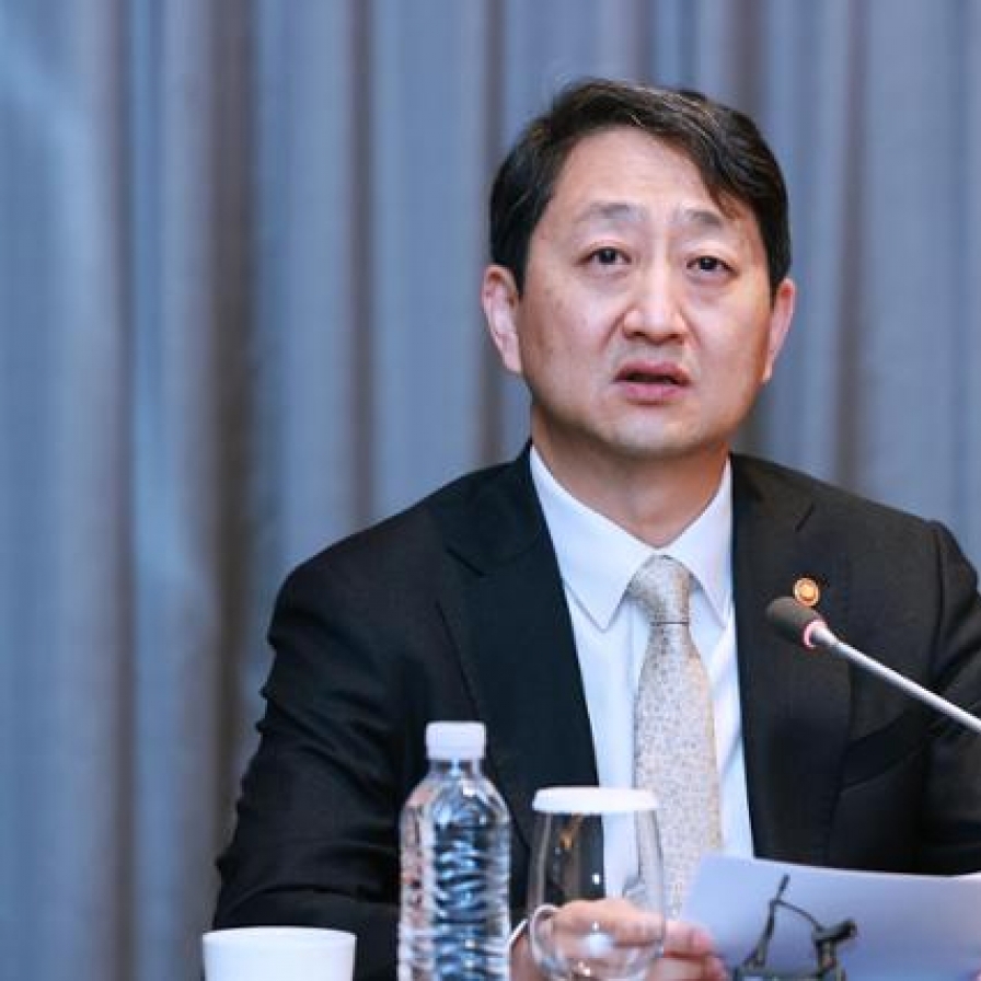 Korea aligned with US export curbs on chips to China: minister