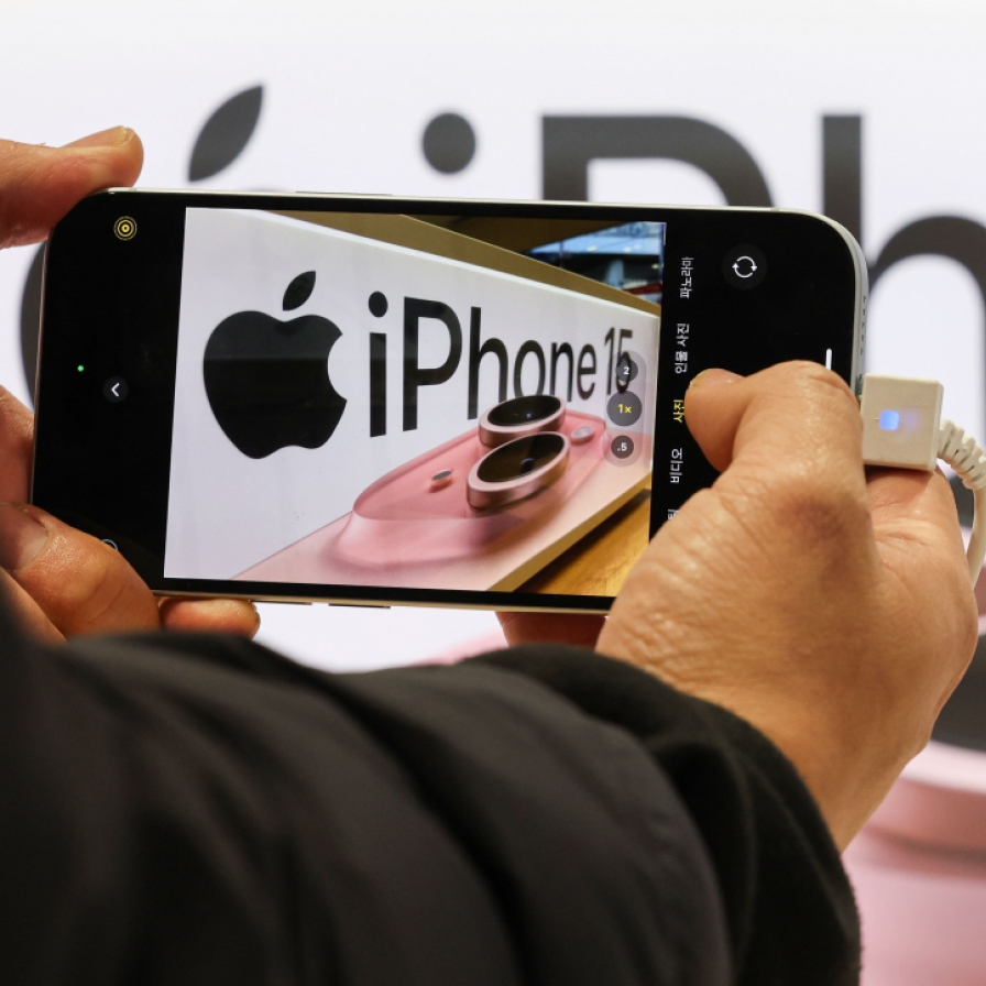 [Exclusive] Korean military set to ban iPhones over 'security' concerns