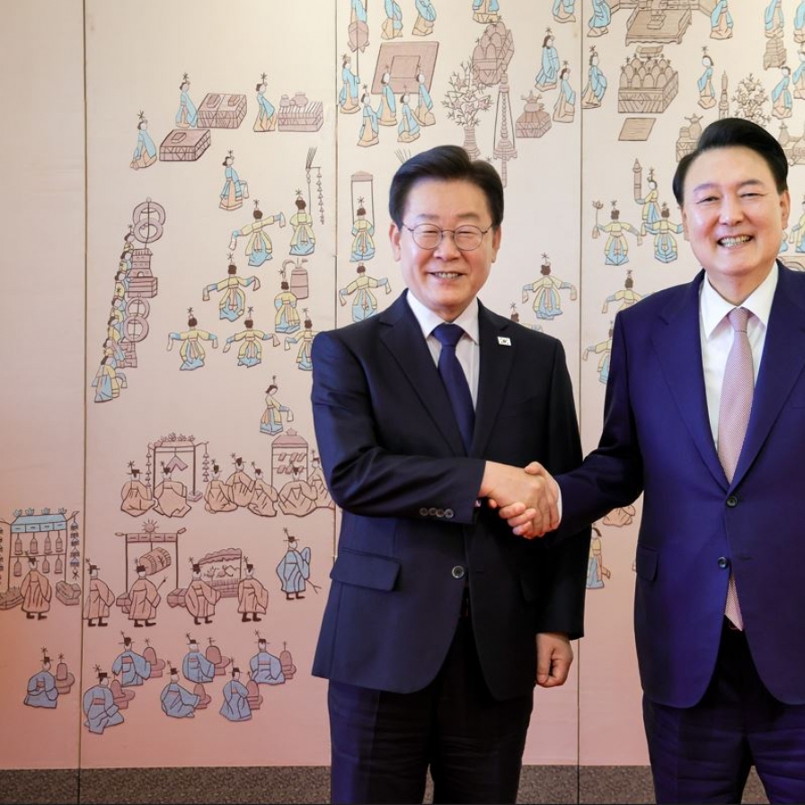 Yoon, Lee end first talks with differences, agree to meet more