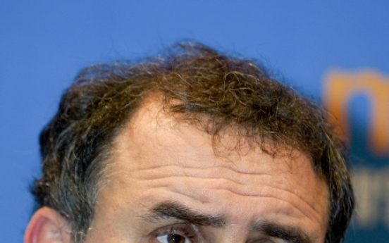 Roubini sees spread of EU debt crisis as key 2011 risk