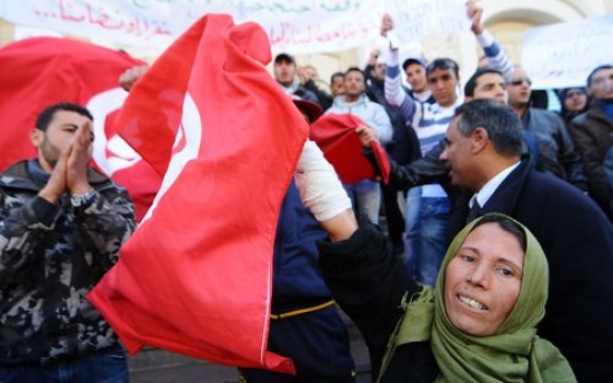 Tunisians vote with their feet and flee