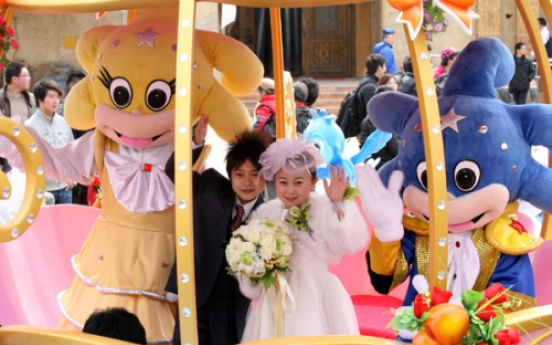 Little couple holds fairytale wedding in Dalian