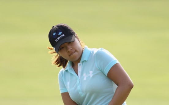 Mindy Kim takes lead at LPGA