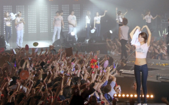 Korean pop groups hold first concert in Paris