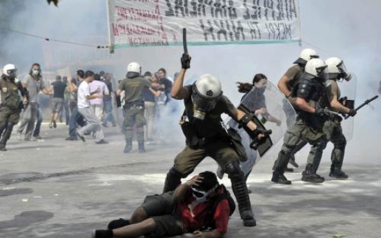 Greek riots, chaos hammer markets