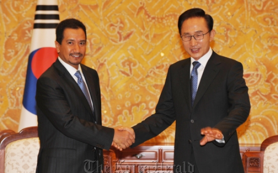 Lee discusses nuclear ties with Malaysian king