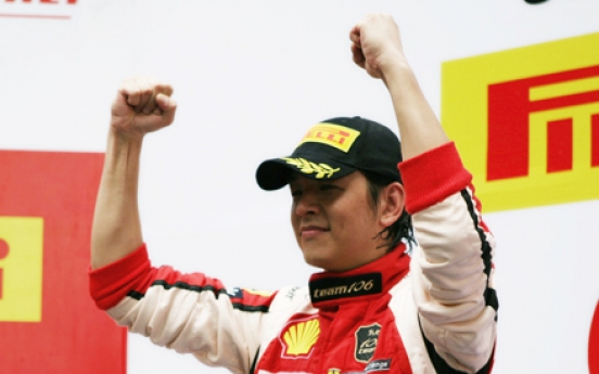 Hallyu star Ryu Si-won wins car racing competition