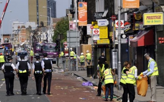 British police out in force as  violence subsides