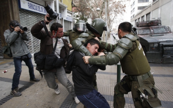 Clashes erupt as strike begins in Chile