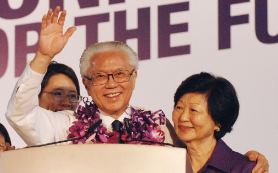 Singapore narrowly elects Tony Tan as president