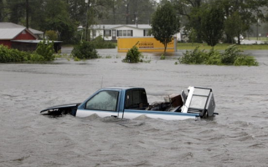 Hurricane Irene tears into New York