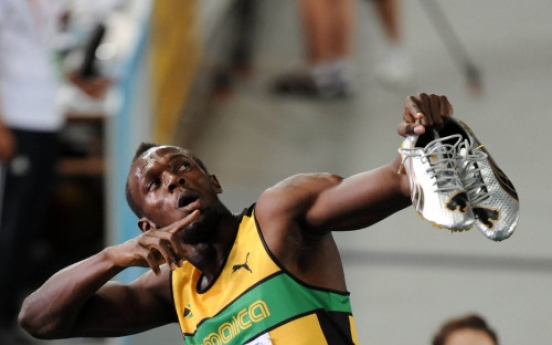 Usain Bolt coasts into 200 final at worlds