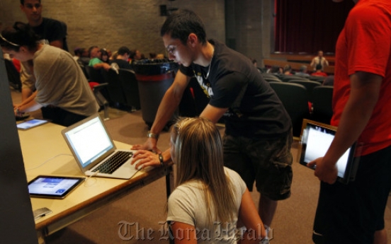 Many U.S. schools adding iPads, trimming textbooks