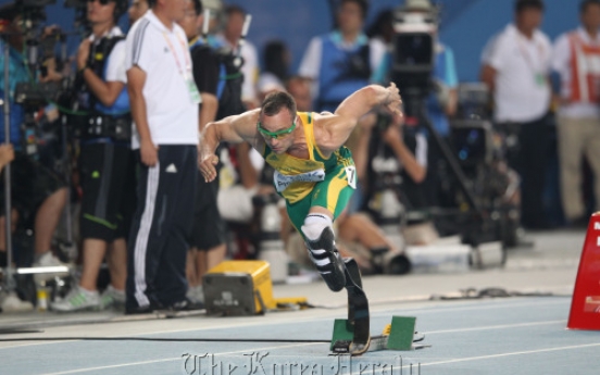 Angry Pistorius cuts short radio interview