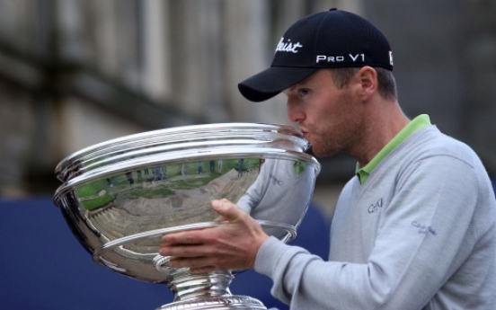 Hoey holds off McIlroy