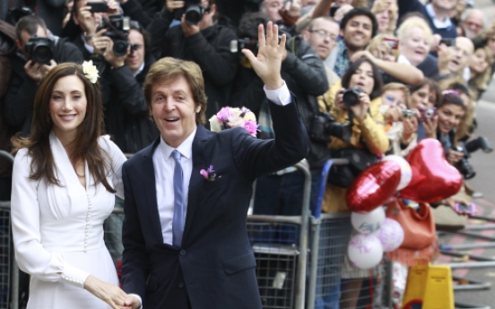 Paul McCartney gets married in London