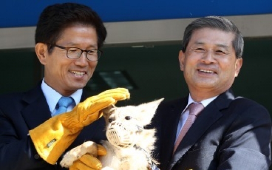 Disgraced Korean scientist unveils cloned coyotes