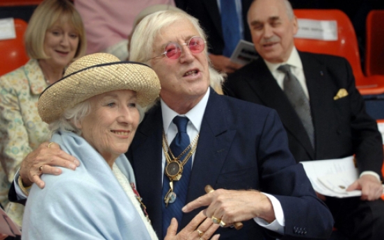 Eccentric U.K. broadcaster Jimmy Savile dies at 84