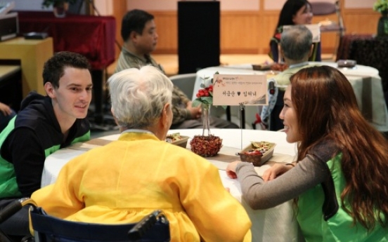 Expat volunteers help Seoul seniors celebrate birthdays