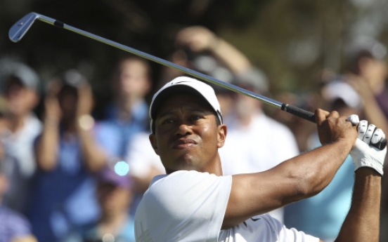 Woods emerges from slump to lead in Australia open