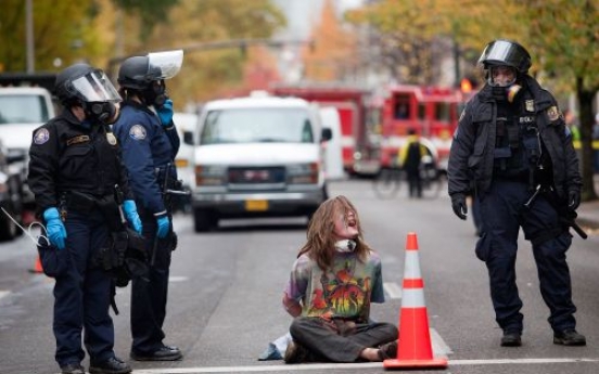 Riot police move in on Occupy protesters